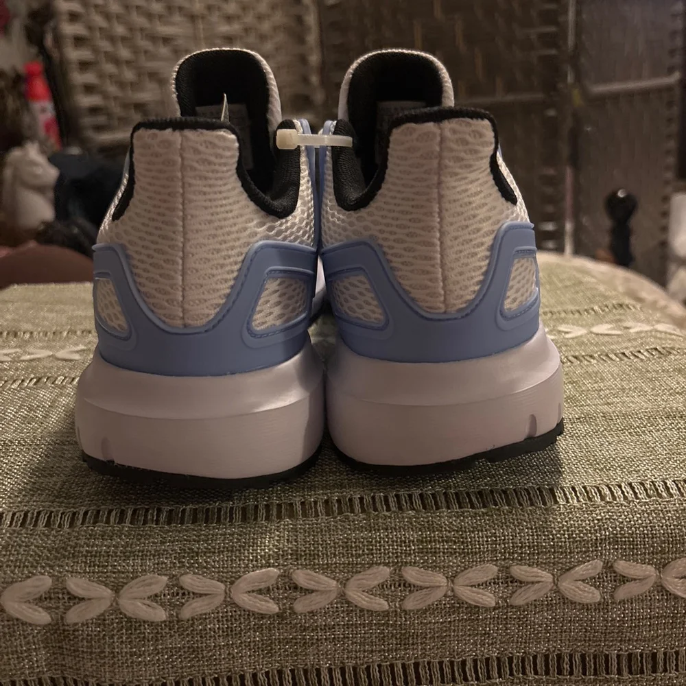 Women's Adidas Ultimashow Athletic Shoes Size 6 White & Blue